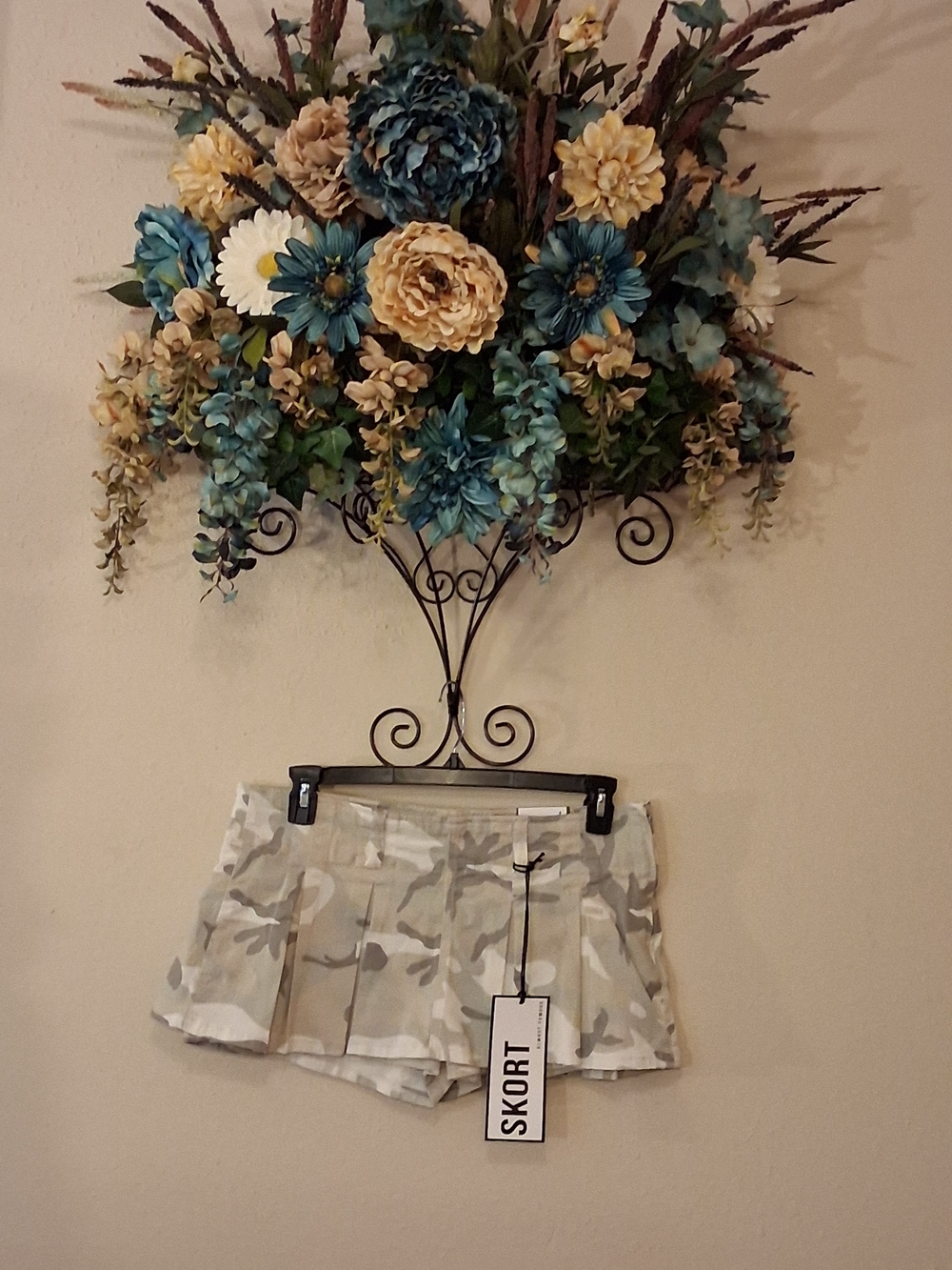 Almost Famous Beige Camo Pleated Skort. NWT Size LARGE